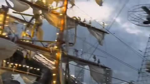 Mexican Navy Shows Off Shiphandling Skills Under Brooklyn Bridge in New York