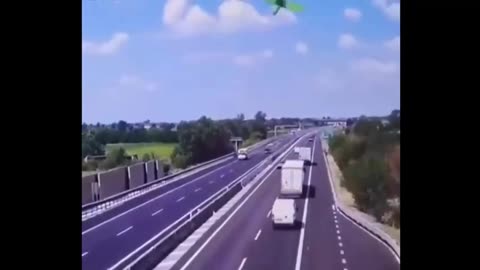 מטוס קל התרסק לתוך כביש מהיר סמוך לעיר ברשיה שבאיטליה ...