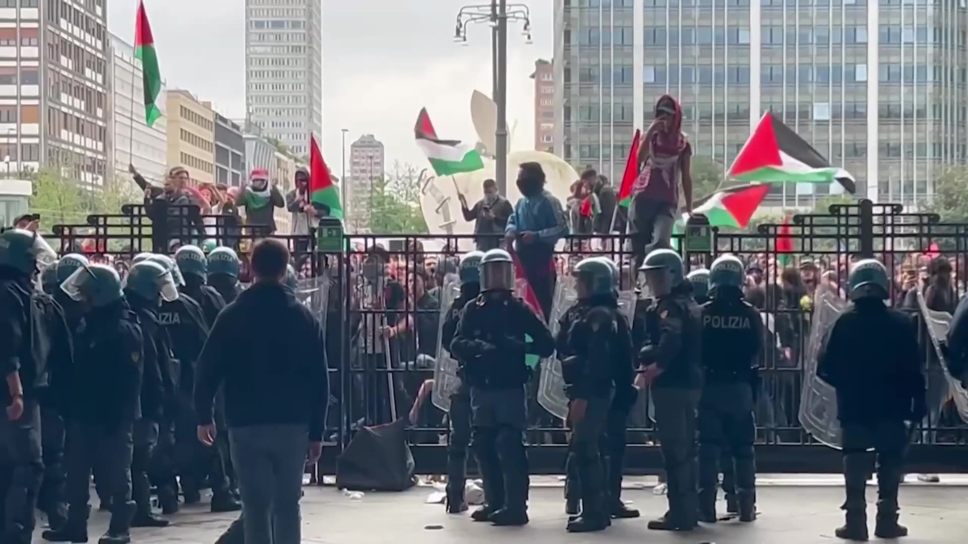 🚨 Italian Protesters Clash With Police During Strike Over Gaza