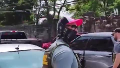 Man apologizes to illegal alien being detained by ICE & threatens to kill law enforcement officers.