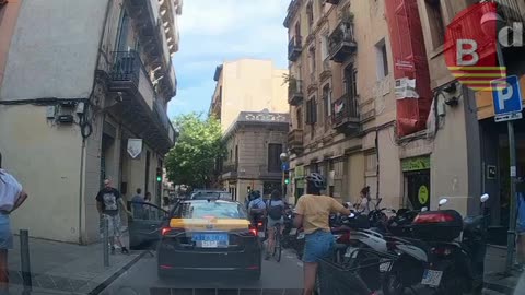 Un ciclista intenta agredir a un taxista tras un incidente de tráfico en Barcelona