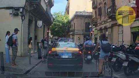 Ciclista protagoniza altercado con taxista tras intento fallido de adelantamiento