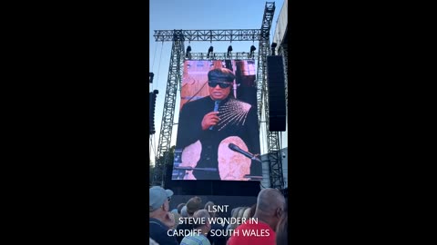 Stevie Wonder addresses rumour he's not really blind?