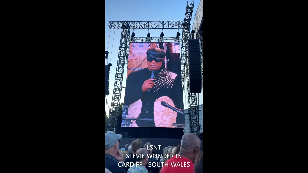 Stevie Wonder addresses rumour he's not really blind?