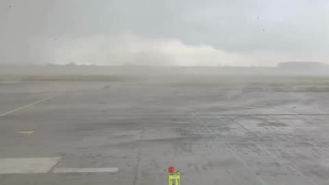 Një tornado godet Tours në Francë, stuhia kaloi përmes aeroportit të qytetit