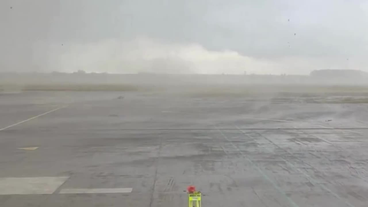 Një tornado godet Tours në Francë, stuhia kaloi përmes aeroportit të qytetit