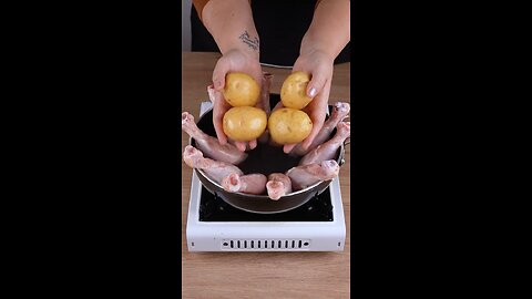 Everyone's cooking chicken and potatoes like this after seeing this genius idea #cooking