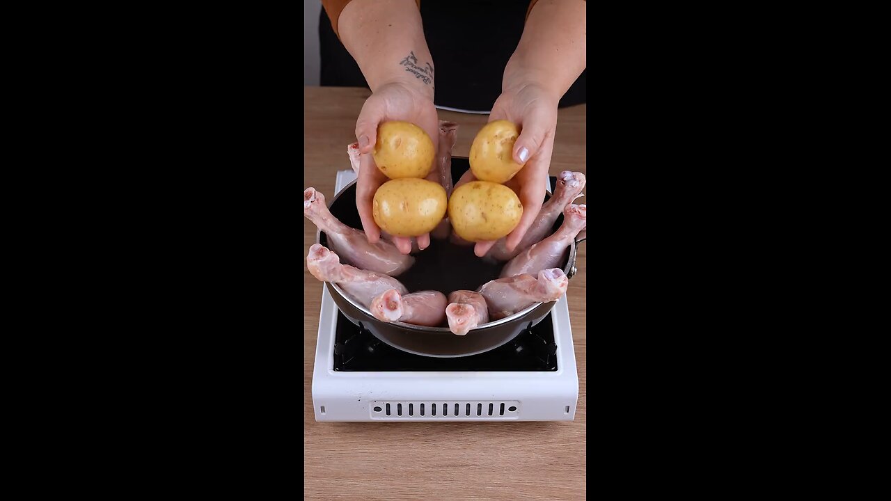 Everyone's cooking chicken and potatoes like this after seeing this genius idea #cooking