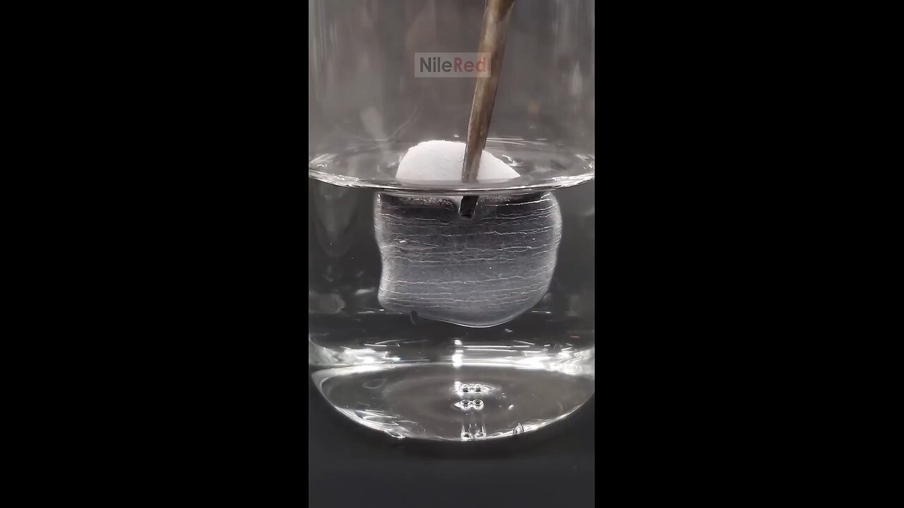 pouring Mercury into liquid nitrogen 🤔