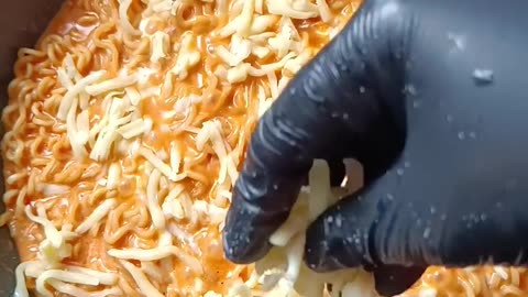 Cheesy Ramen Noodles. Yummy