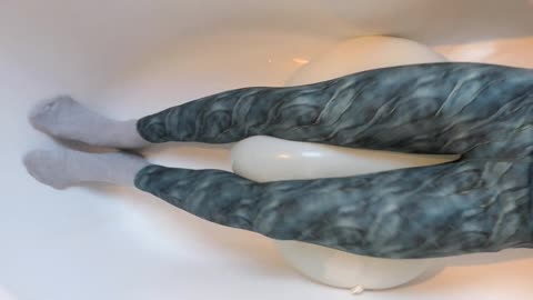 Bílý balónek nepustí zelenou elfku do vody :-)