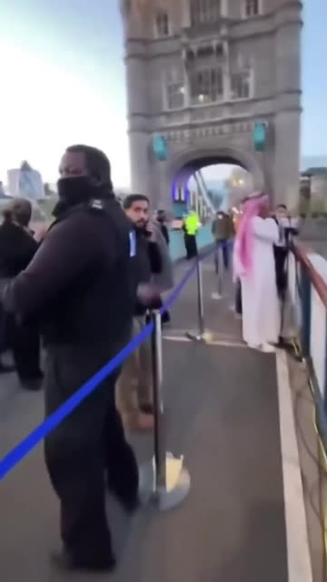 Meanwhile..in London🇬🇧