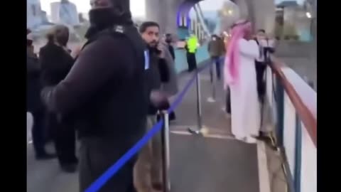 Meanwhile..in London🇬🇧