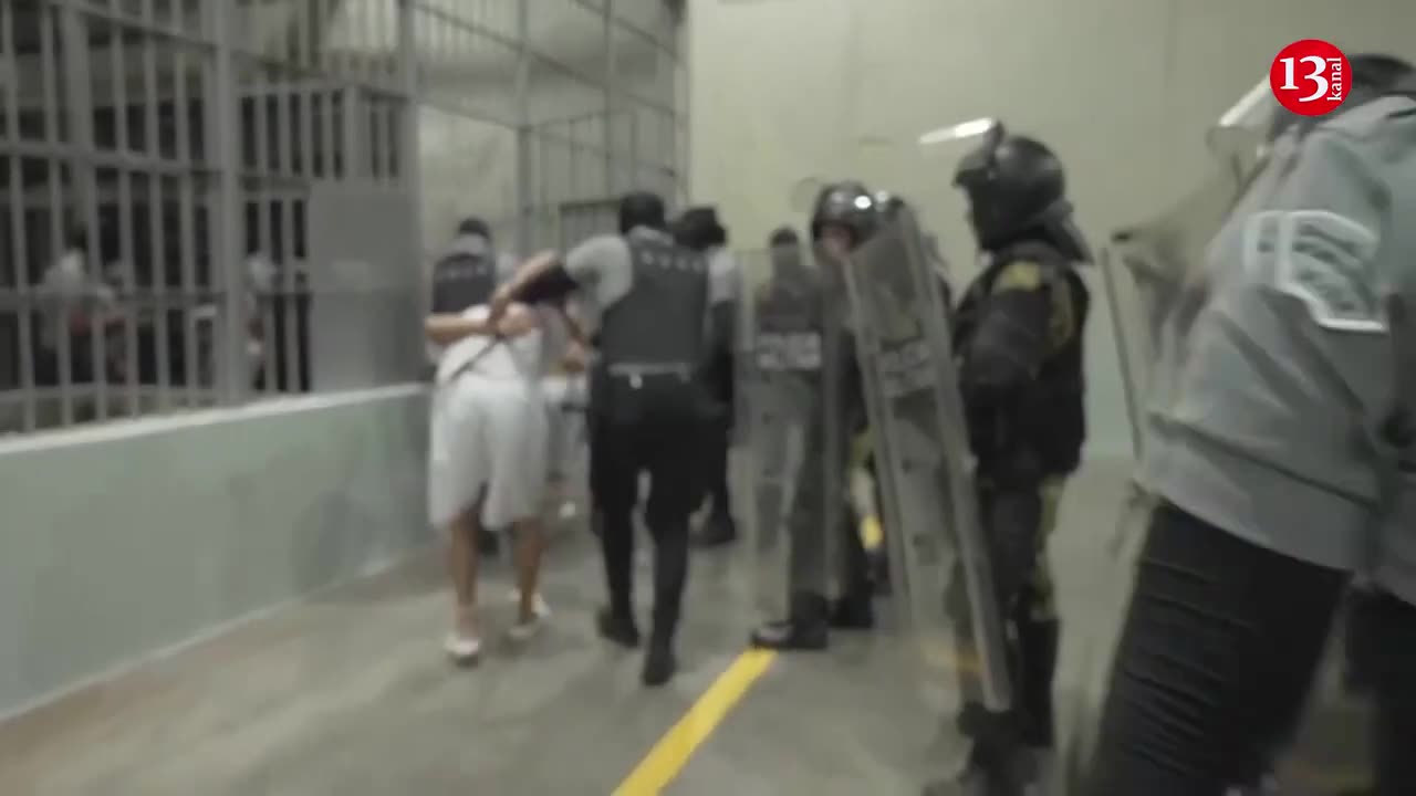 Another 17 alleged gang members are deported from US to El Salvador