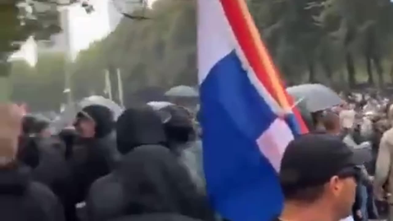 Olanda, la polizia sopraffatta da manifestanti anti-immigrazione.