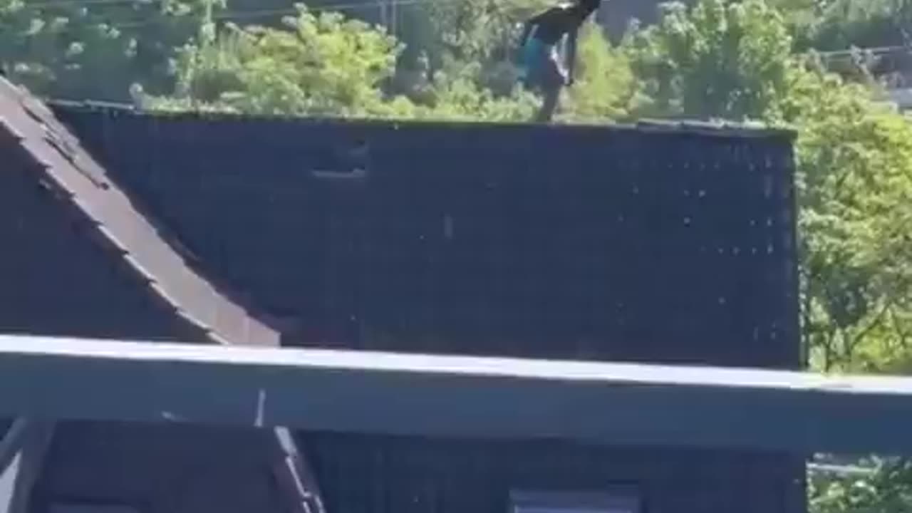 This time, it was not a doctor or an engineer who ended up in Germany, but an ordinary roofer😂