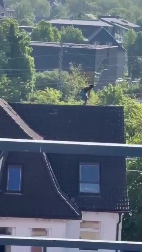 This time, it was not a doctor or an engineer who ended up in Germany, but an ordinary roofer😂