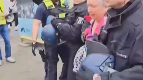 🇩🇪 La polizia tedesca arresta una signora per la protesta pro-Palestina