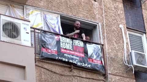 Israeli hostage Eitan Horn returns home to cheering crowds