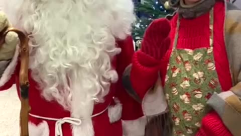 Joulupukki ja joulumuori toivottavat hyvää joulua