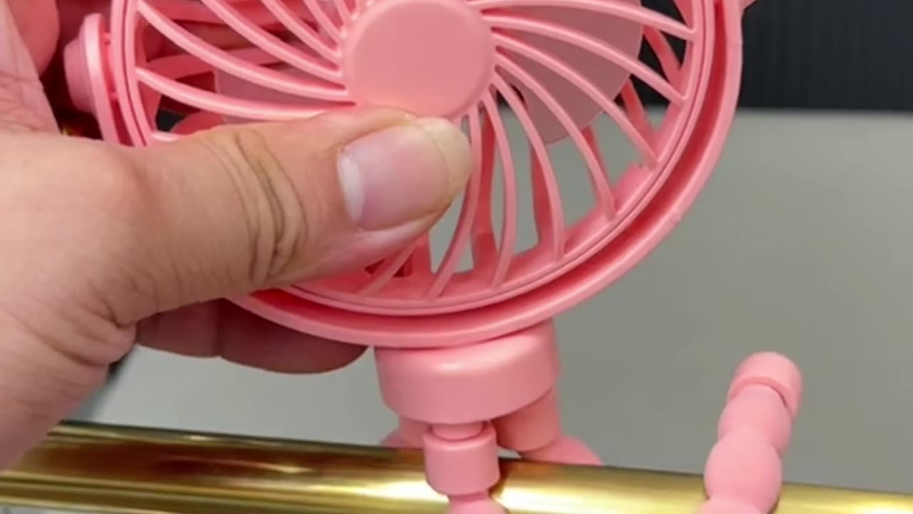 Your Summer Lifesaver 🌞🐙 Flexible Octopus Fan – Stroller, Desk, or Bedside!