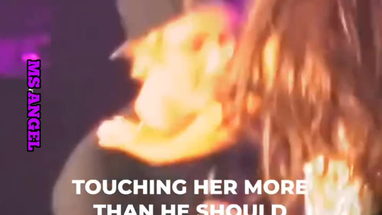 ARIANA GRANDE FELT UNCOMFORTABLE WITH JUSTIN BIEBER IN A CONCERT!!
