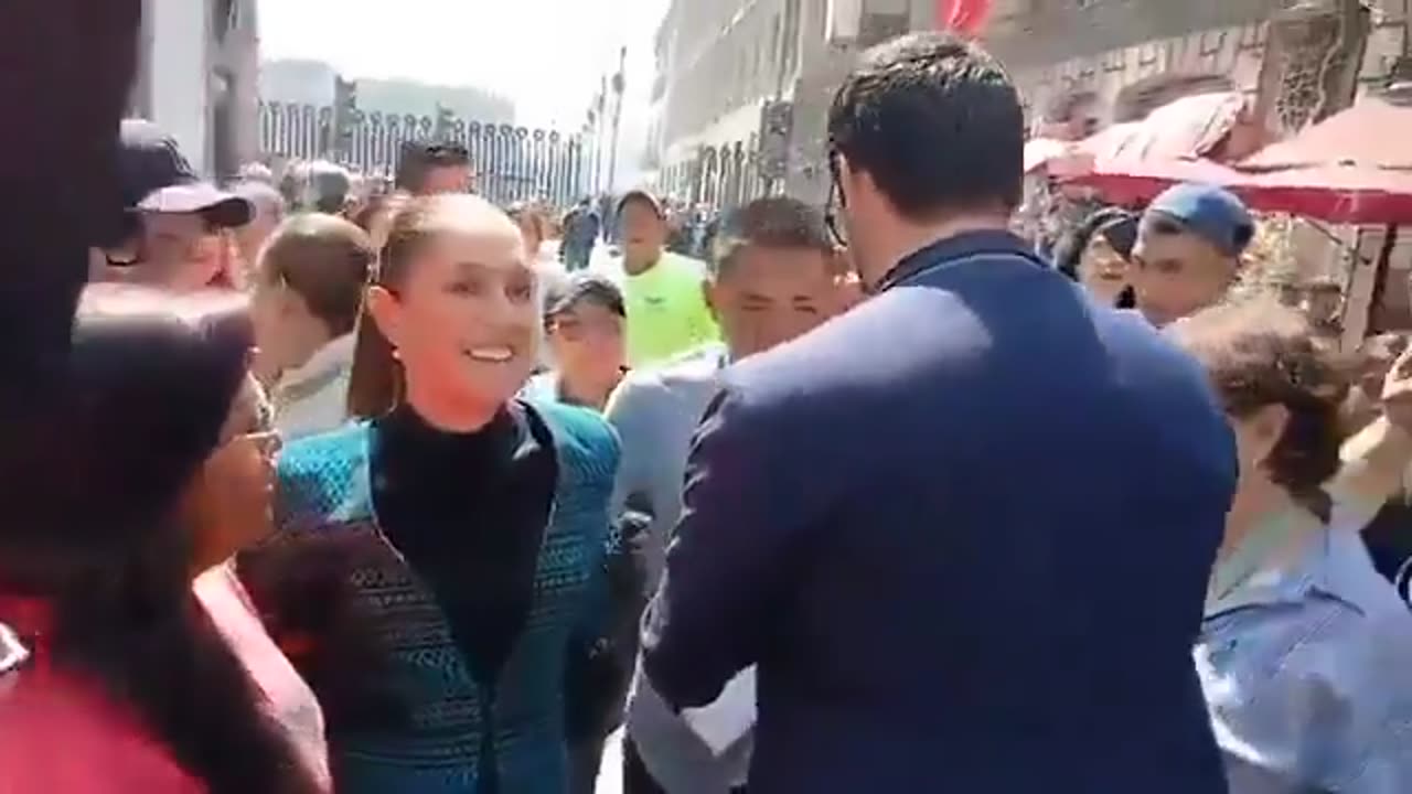 Man seen trying to kiss and touch Mexican President Claudia Sheinbaum as she