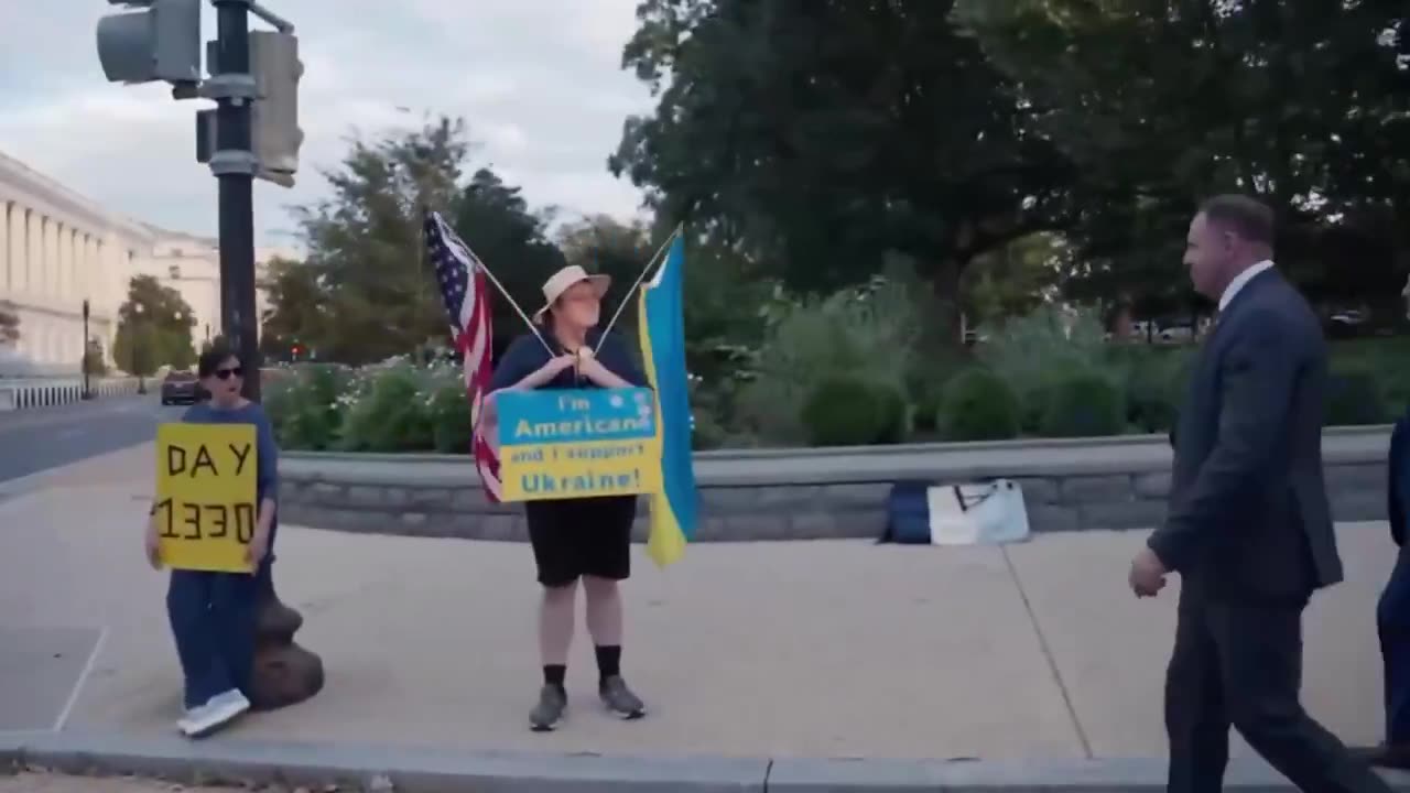 In Washington, Zelenskyy’s Delegation Met by Huge Rally of Two Supporters 😂