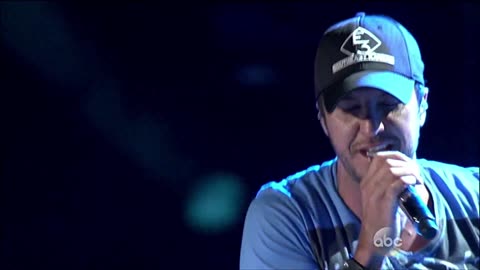 Crash My Party - Luke Bryan (live)
