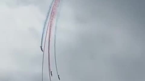 ✈️🇫🇷🙏 French planes collide in mid-air during a training flight. The pilots