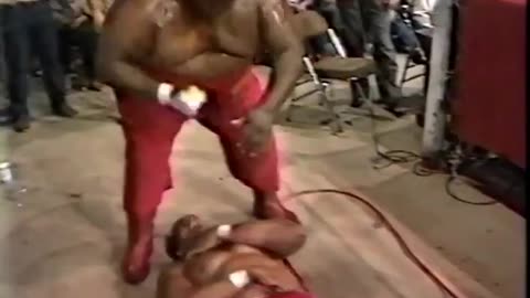 (1986.09.15) Abdullah The Butcher vs Mighty Zulu - Stretcher Match - WCCW