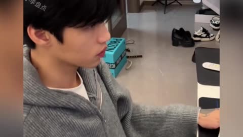 盘点男人打游戏时有多敷衍，这操作 #情侣日常 #男朋友敷衍你的样子 #万万没想到 #看一遍笑一遍 #搞笑