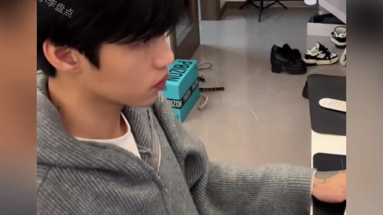 盘点男人打游戏时有多敷衍,这操作 #情侣日常 #男朋友敷衍你的样子 #万万没想到 #看一遍笑一遍 #搞笑