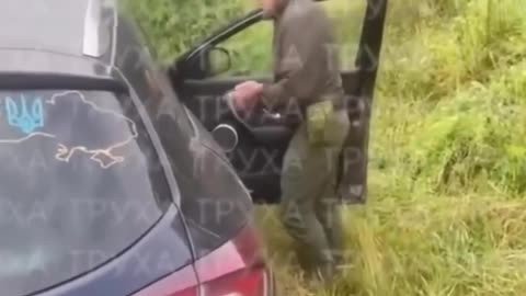 🚨🔫 Ukraine Russia War | Ukrainian Officer Stops Civilian Escape by Slashing Tires and Threate… | RCF