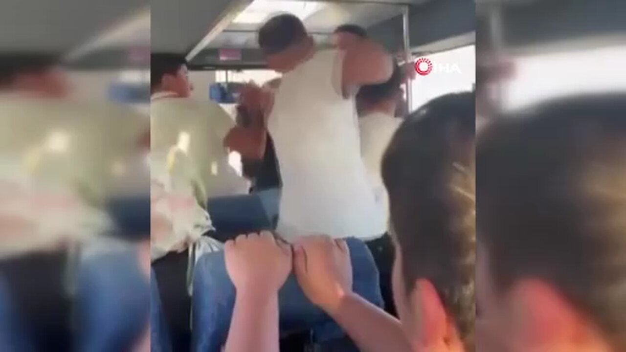 Elazığ'da otobüs şoförü ile yolcunun tekme tokatlı kavgası kamerada