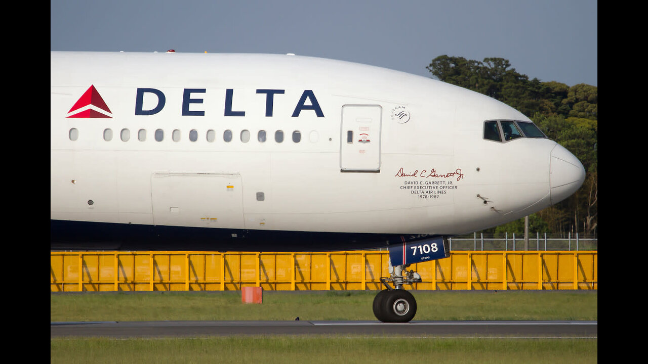 🚨 Delta Jet’s Close Call at NYC Airport: Wing Strikes Runway During Emergency Landing Attempt!