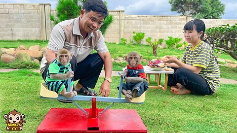 YiYi and YinYin are very happy when grandpa gave them new toys