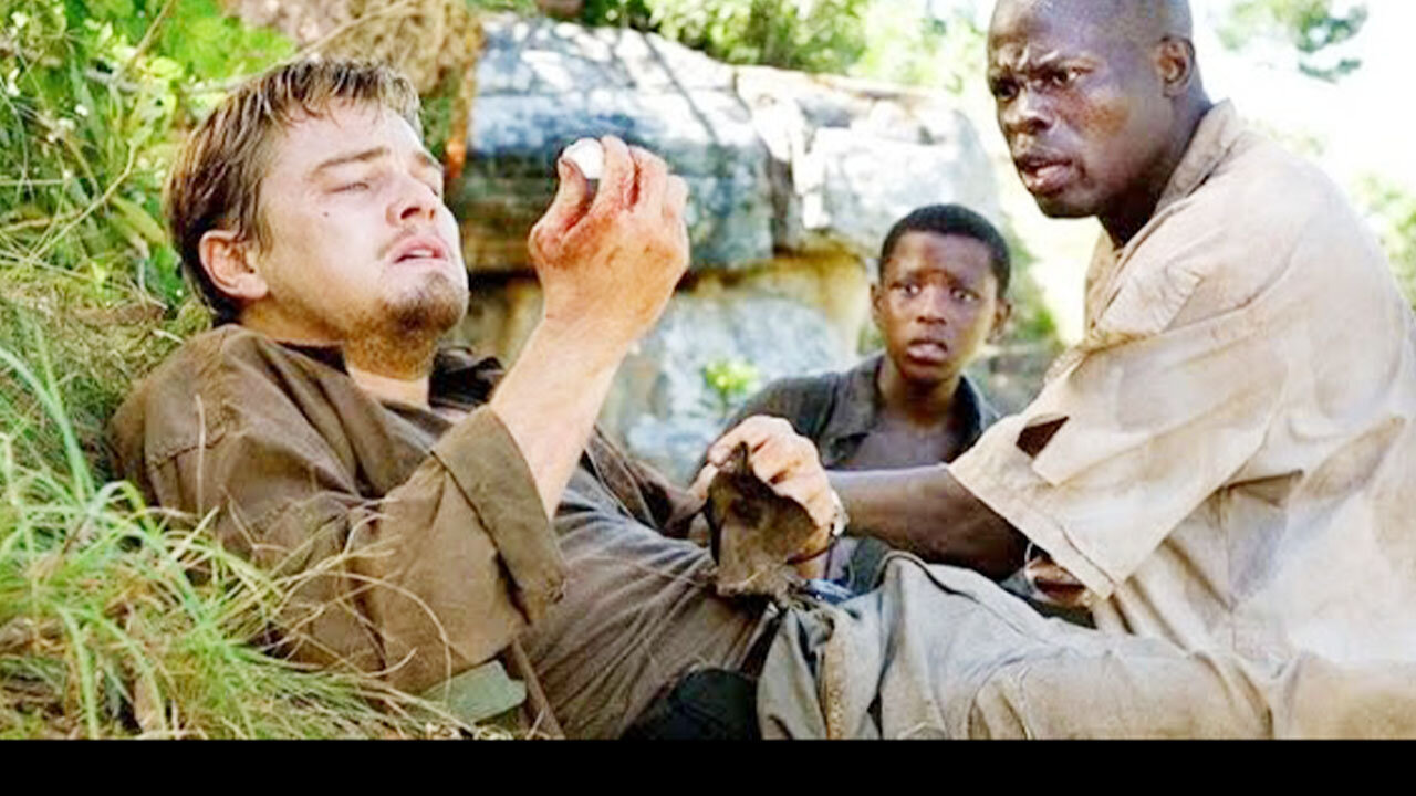 بيخطفو عيلته وبيحاولو يقتلوه لكن بيهرب منهم وبيقرر الانتقام .. ملخص فيلم Blood Diamond