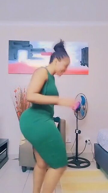 GREEN DRESS BEAUTY 😻😍😍