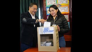 Luis Arce emite su voto en las elecciones generales de Bolivia