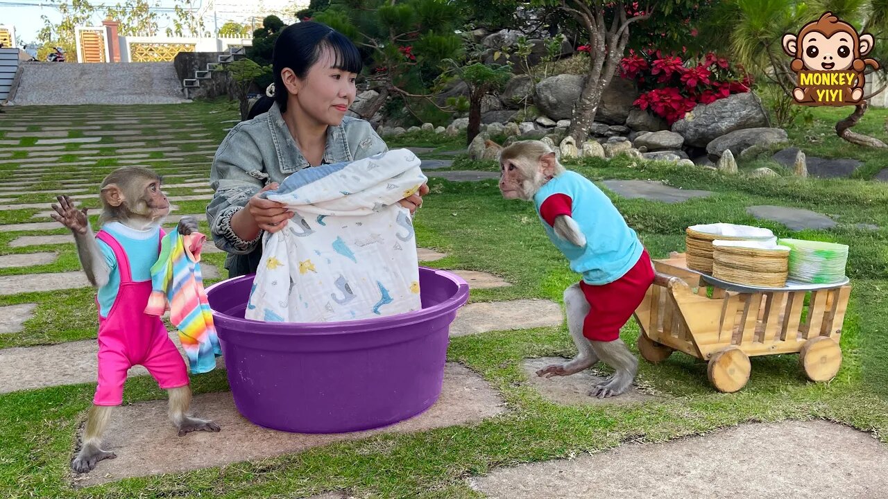 YiYi is surprised when YinYin secretly buy food while she was cleaning the bed sheets with mom