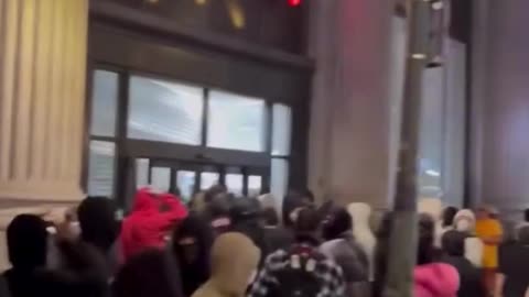 LA Mob Storms CVS in Wild Looting Spree!