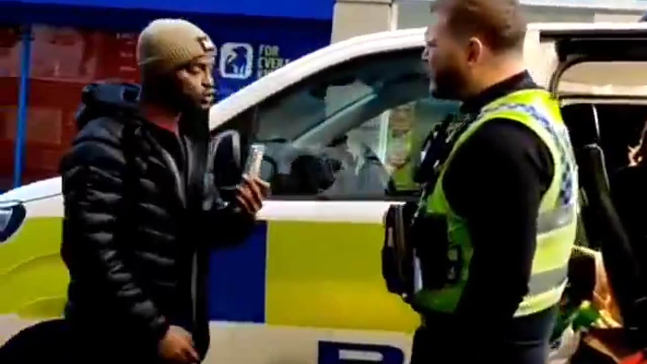 Migrant in Bradford threatens to shoot police.