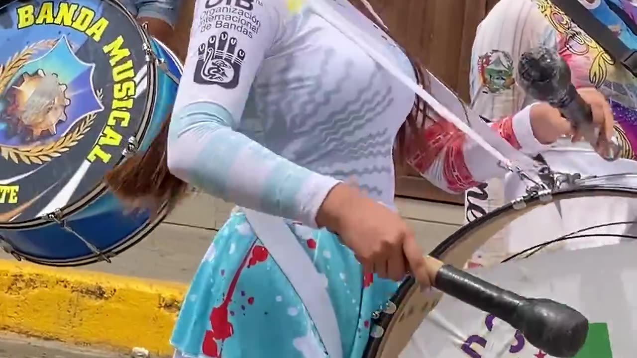 Amy Solorzano #desfile #bastoneras