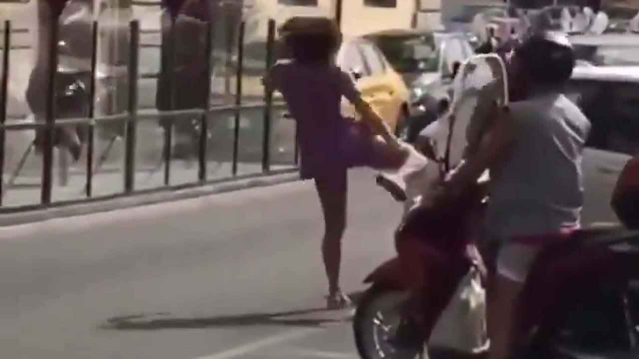 Illegal gets #ASSWHOOPED by Chick He Tried to Mug