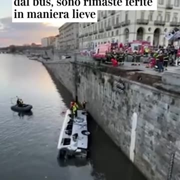 Autobus esce di strada: autista muore sul colpo.