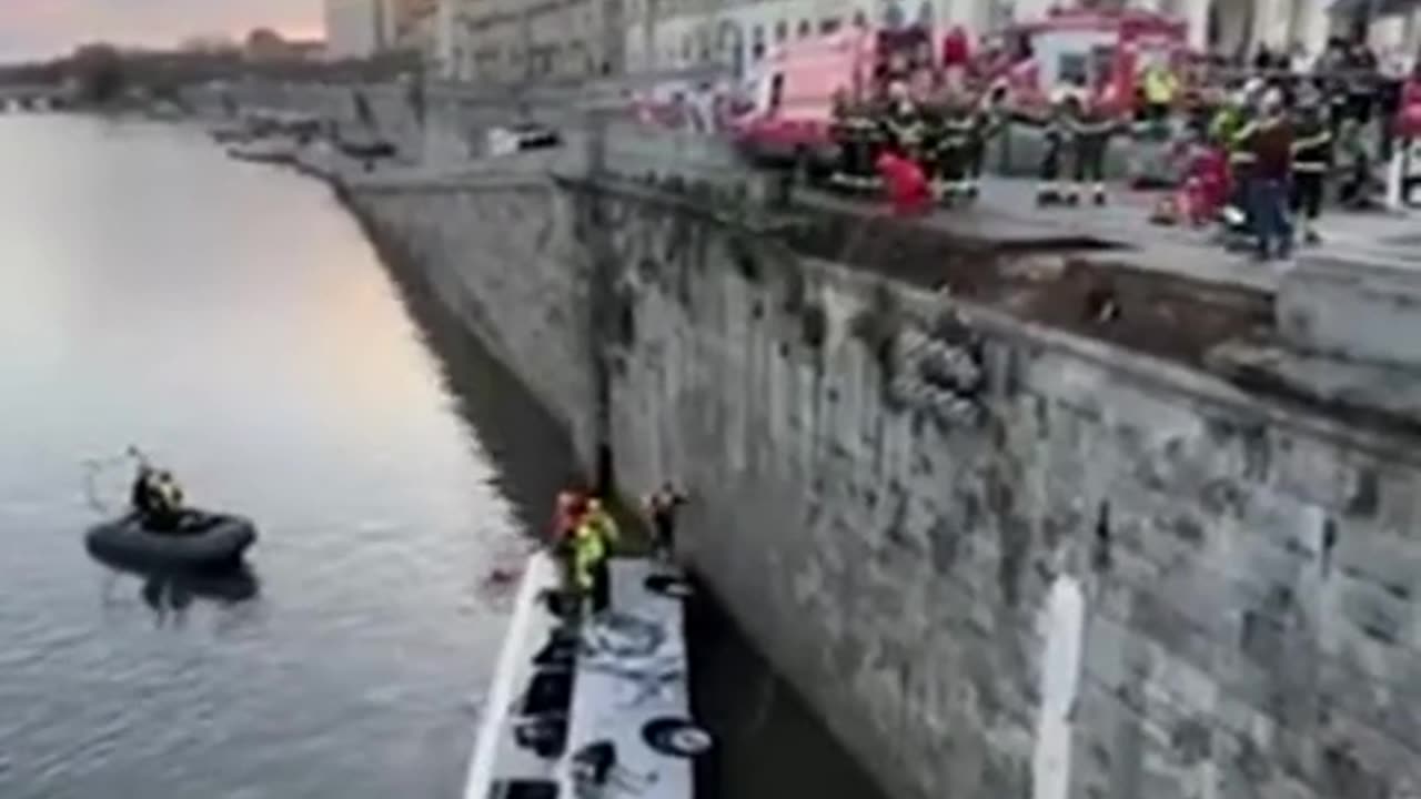 Autobus esce di strada: autista muore sul colpo.
