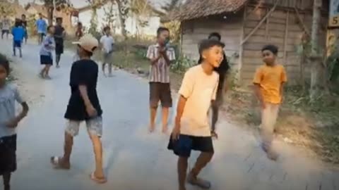 Hilarious!!! The Barongan mocker ran away, but was caught by the genderuwo