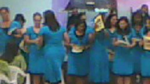 GRUPO DE SENHORAS LOUVANDO