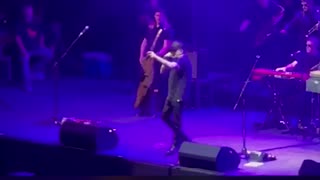 Cantante de Rock arg Andrés Calamaro, deja concierto tras ser abucheado por defender la Tauromaquia
